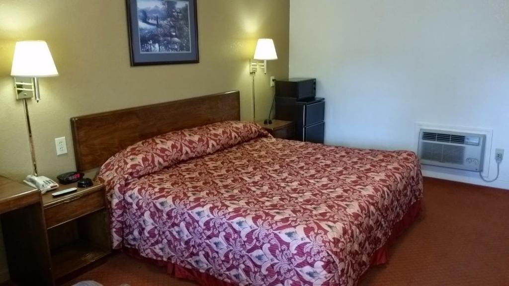 Travelers Inn photo
