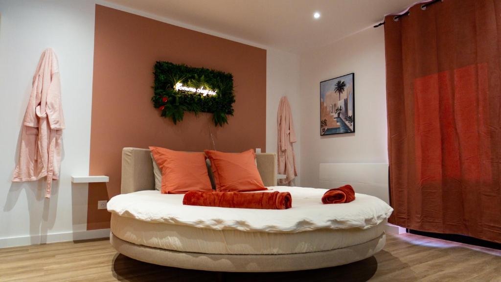 Suite with Jacuzzi, Sauna & Round King Bed Amiens - 4
