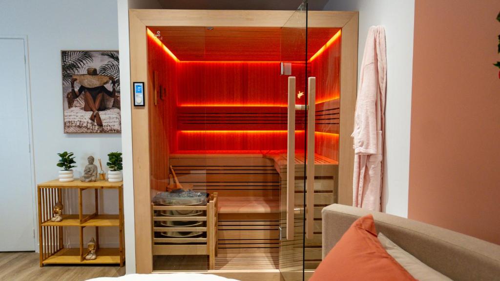 Suite with Jacuzzi, Sauna & Round King Bed Amiens - 3