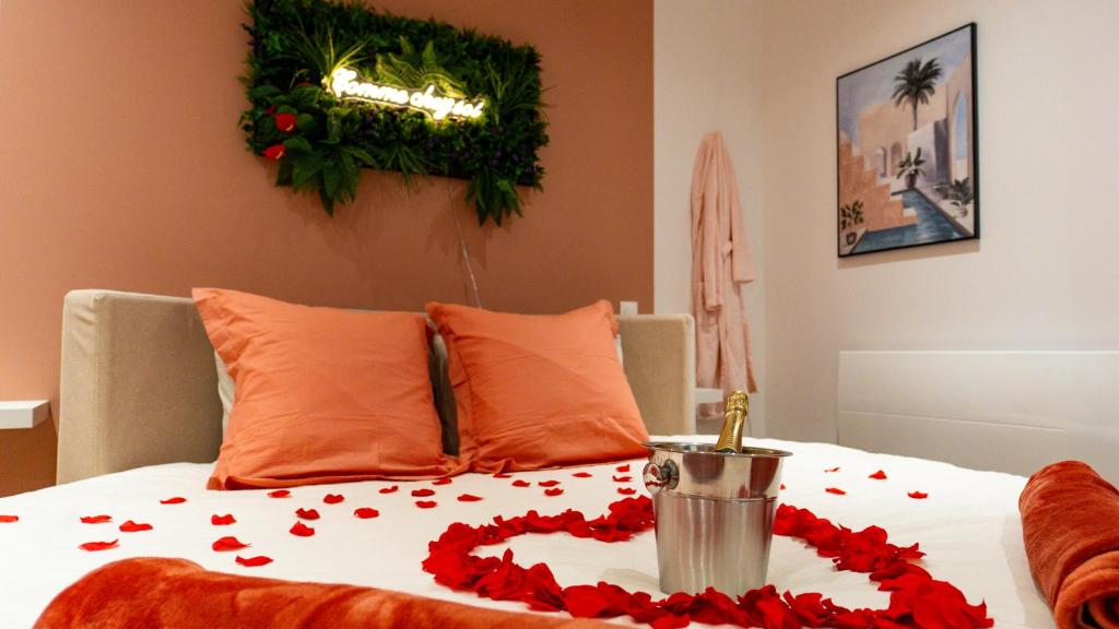 Suite with Jacuzzi, Sauna & Round King Bed Amiens - 2
