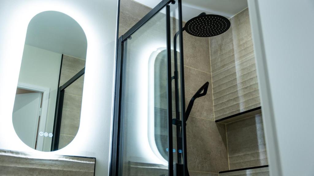 Suite with Jacuzzi, Sauna & Round King Bed Amiens - 5
