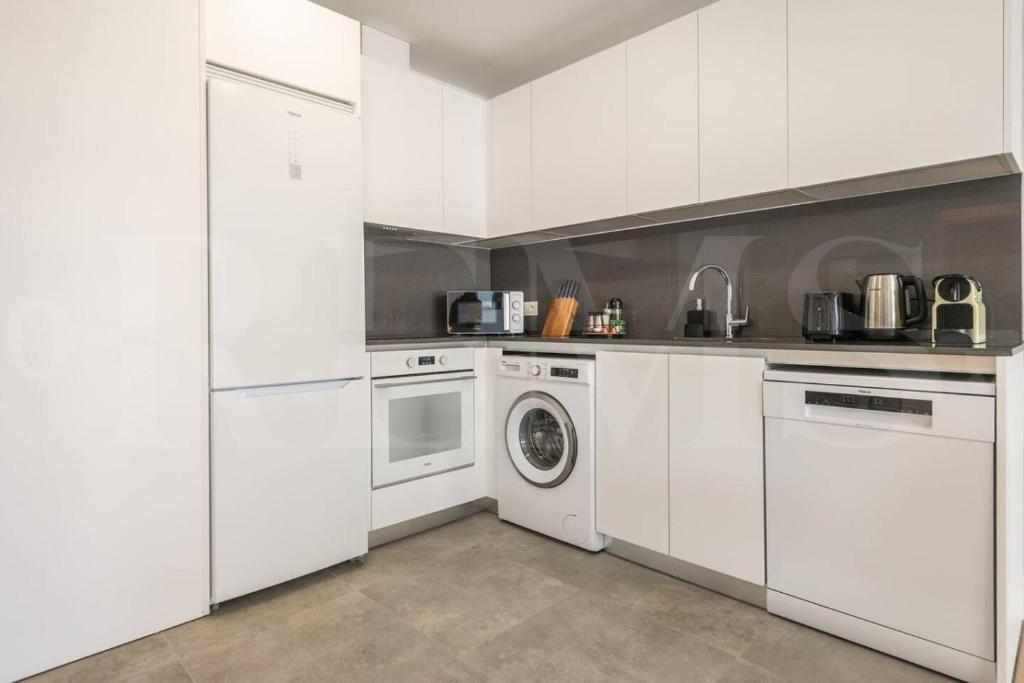 Cathedral & Port View Apartment, Pool & Gym REMS - 3