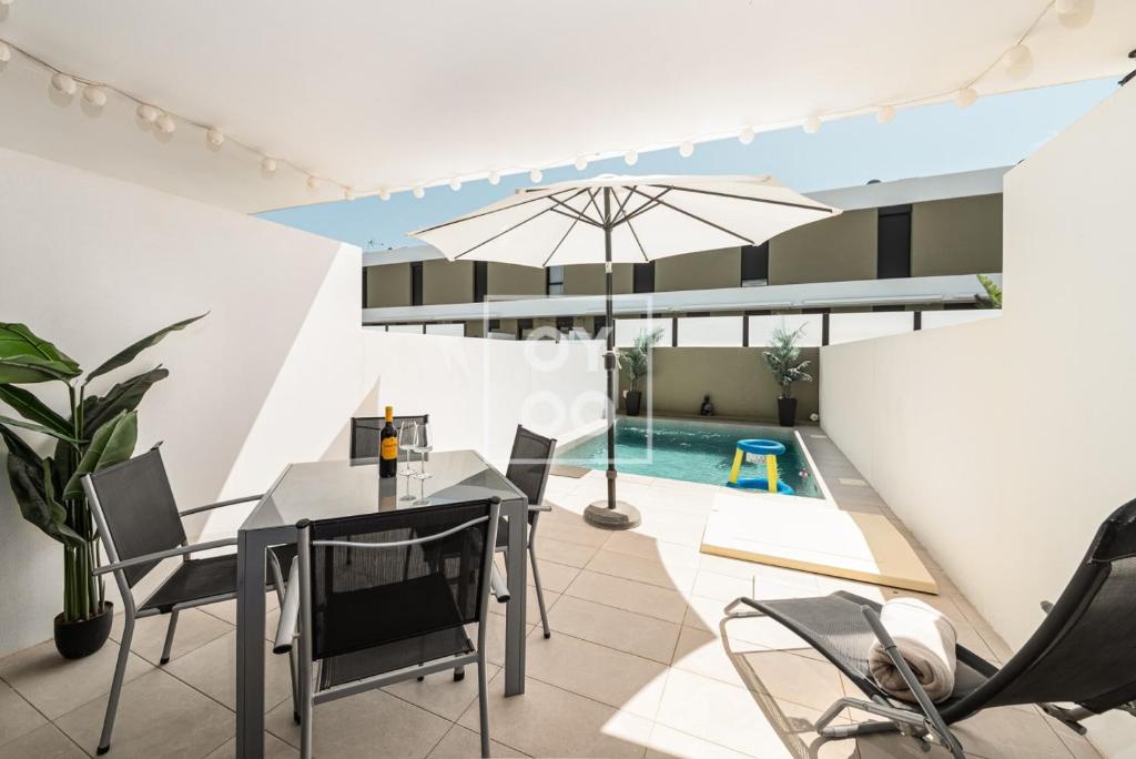 Coastal Calm Townhouse, Private pool and beach ready at Pilar, by OYOOSTAYS - 3