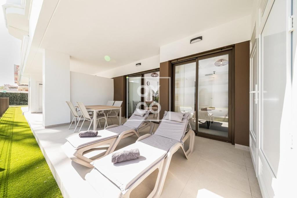 Pilar Sunplace Deluxe, groundfloor resort apt with pool and garden view, by OYOOSTAYS - 3