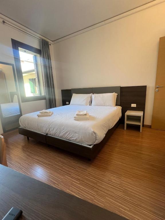 4 Venice rooms Hotel,Piazza Ferretto, M9 Museum, Duomo,Teatro Toniolo, Airport, Wi Fi, Central City, Family, Group Friends - 1