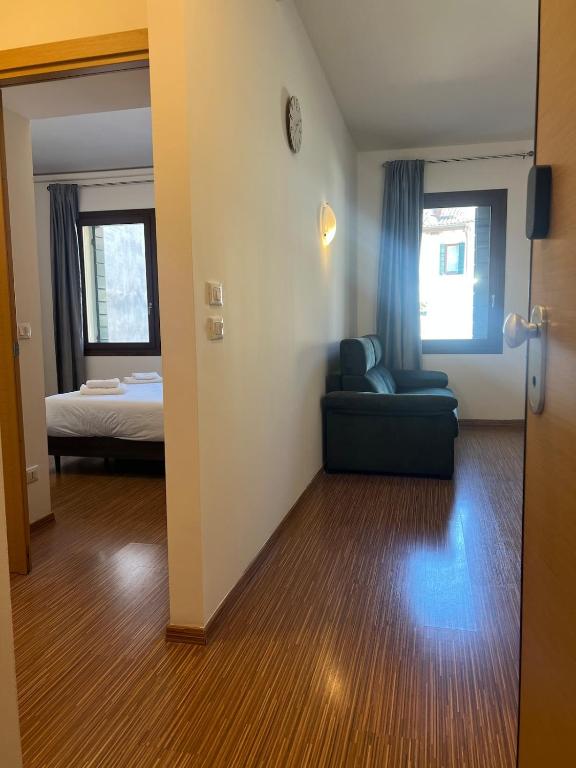 4 Venice rooms Hotel,Piazza Ferretto, M9 Museum, Duomo,Teatro Toniolo, Airport, Wi Fi, Central City, Family, Group Friends - 2