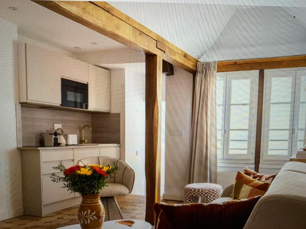 Elegant and spacious three-bedroom apartment - 2