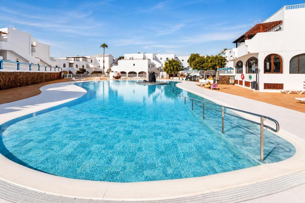 Apartamento Perla en Costa Teguise de Lanzarote con piscina, parking privado y playa cercana - 1