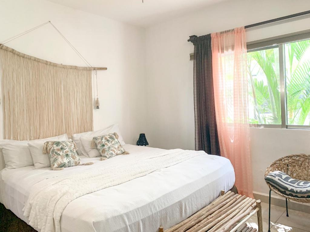 Lovely 2 Bdrm Condo in Gated Community & Pool View - 2