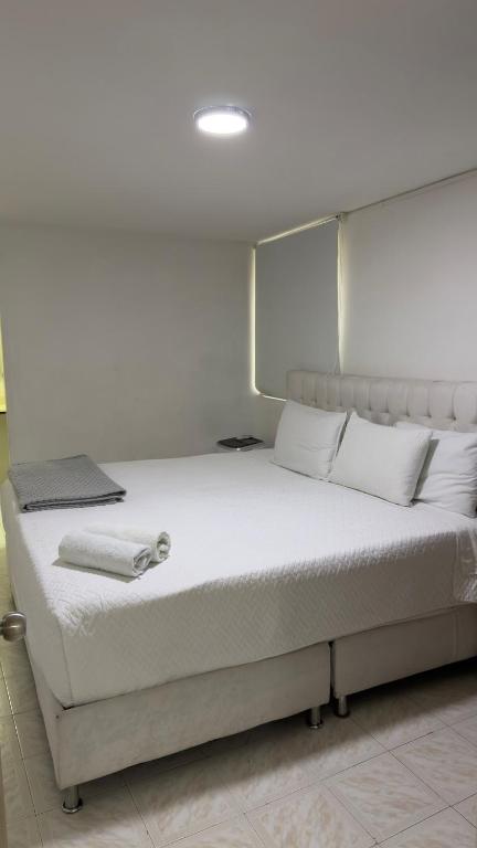 Manila House Near Provenza & Nighlife - 2