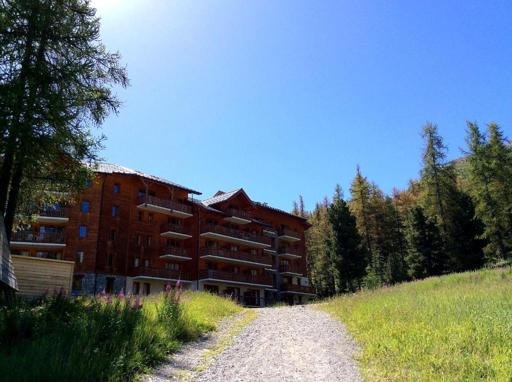 Albane Vars T2 skis aux pieds face aux pistes - 2