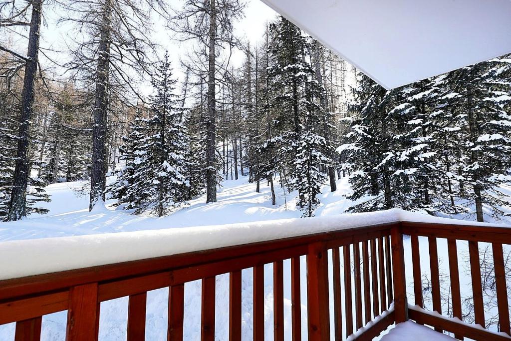 Albane Vars T2 skis aux pieds face aux pistes - 5