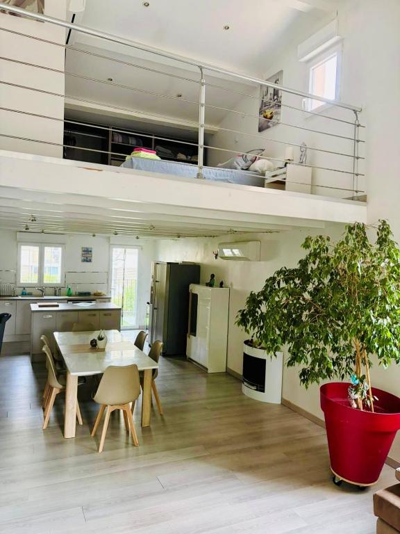 Large, bright loft with mezzanine - 2