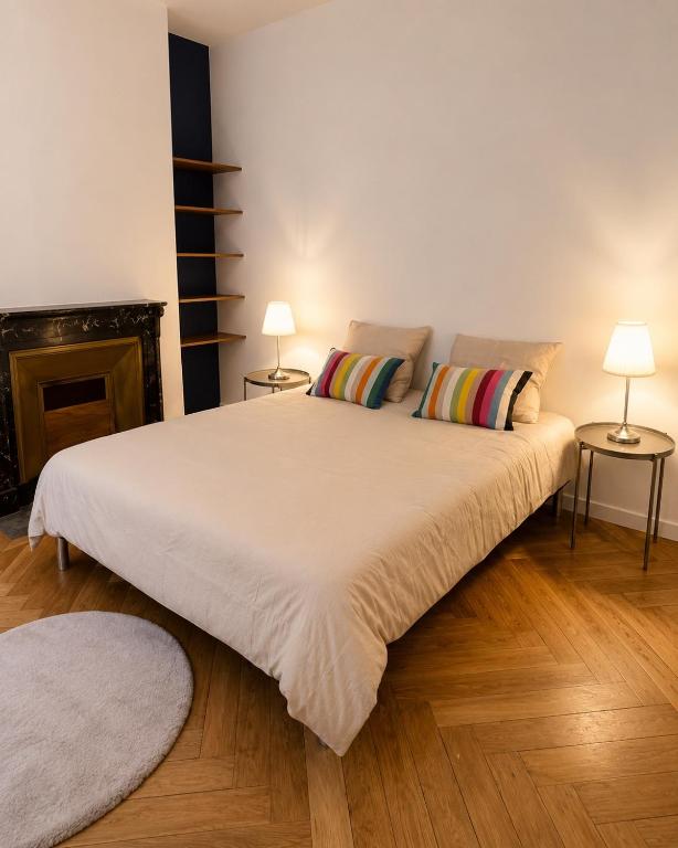 Elegant renovated Haussmannian Hôtel de Ville - 3