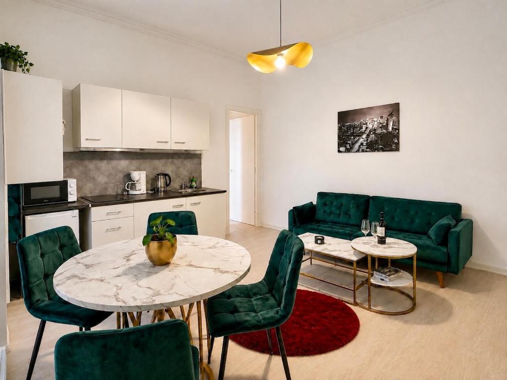 Elegant Apartment with shared courtyard-center - 2