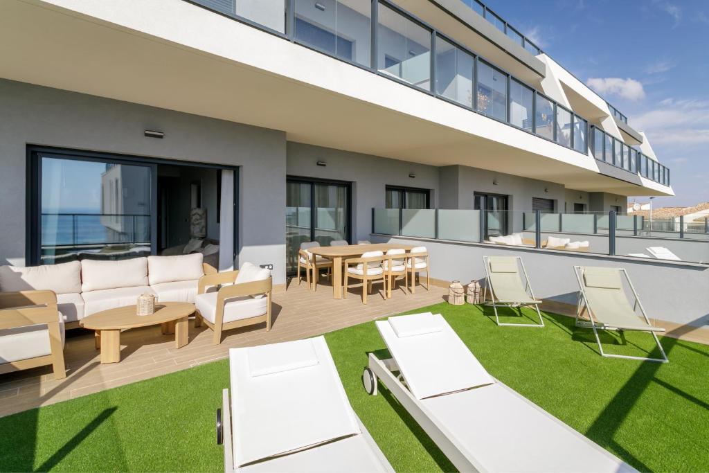 15 min airport, Pool, Garage, Sea view, AC - 2