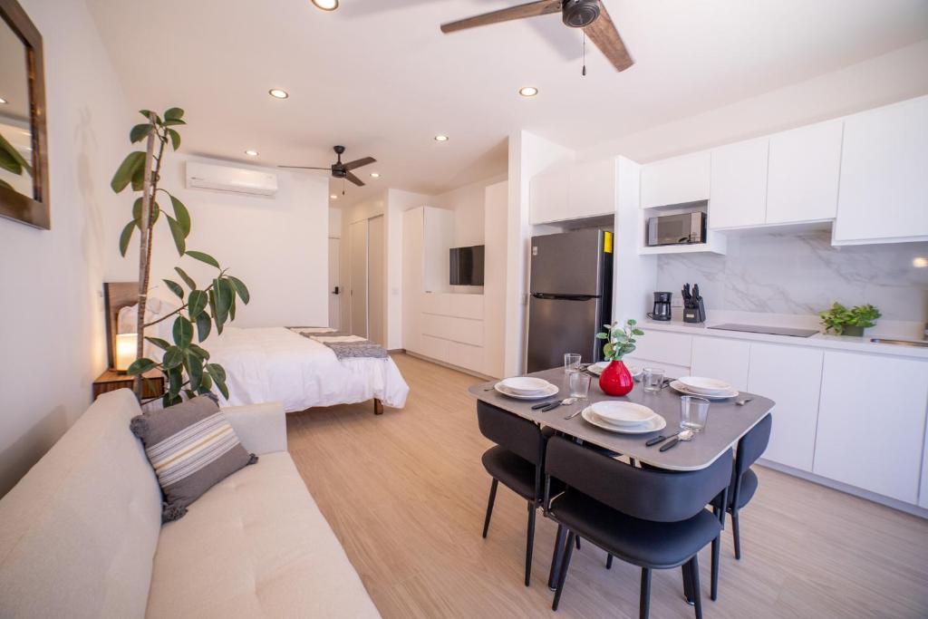 Modern Studio 3 blocks away from the marina King bed and pool - 2