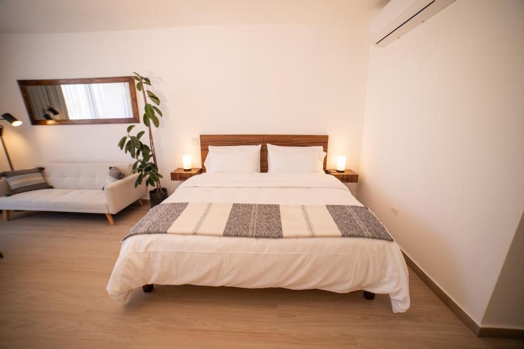 Modern Studio 3 blocks away from the marina King bed and pool - 4