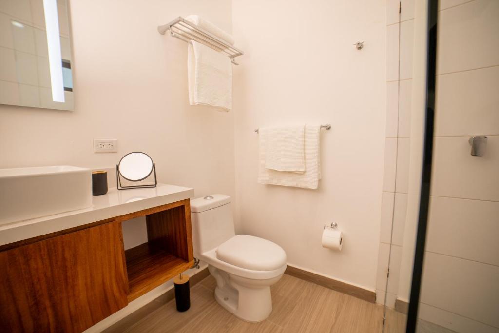 Modern Studio 3 blocks away from the marina King bed and pool - 5