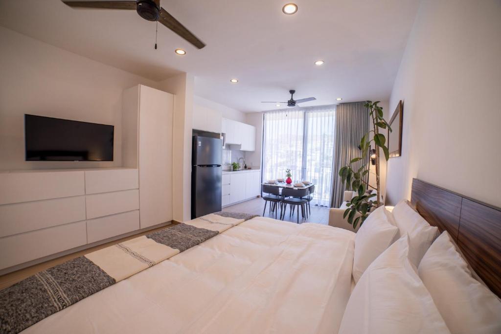 Modern Studio 3 blocks away from the marina King bed and pool - 1