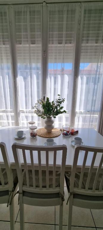 2 Bedroom, private bath plus Near Beach - 3