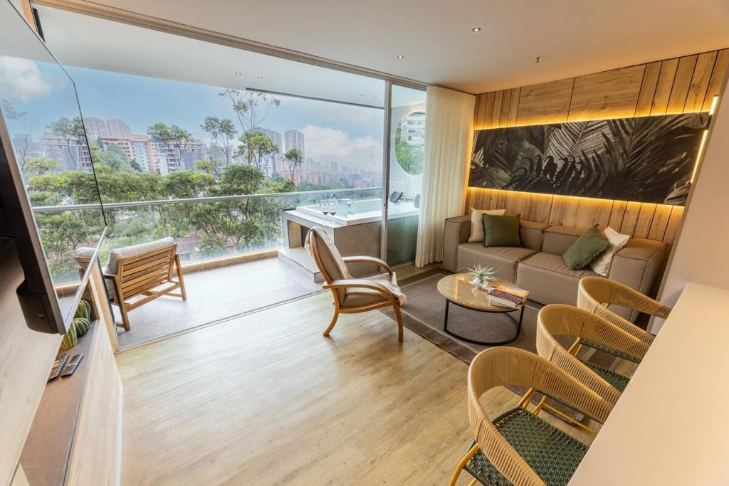 16th Floor Luxury Suite with Private Jacuzzi & Mountain View - 2