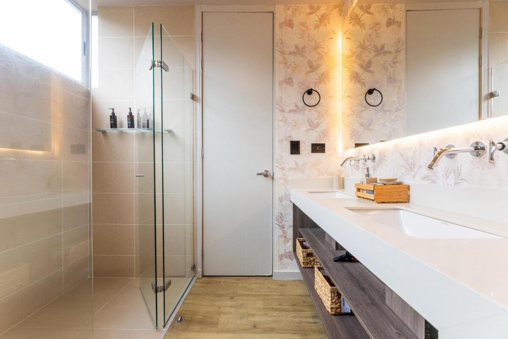 16th Floor Luxury Suite with Private Jacuzzi & Mountain View - 4