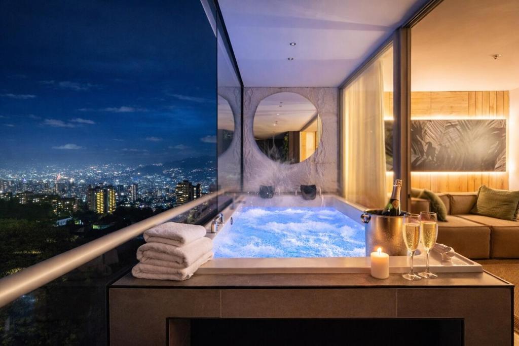 16th Floor Luxury Suite with Private Jacuzzi & Mountain View - 1