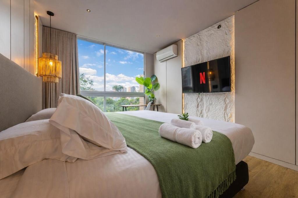 16th Floor Luxury Suite with Private Jacuzzi & Mountain View - 3