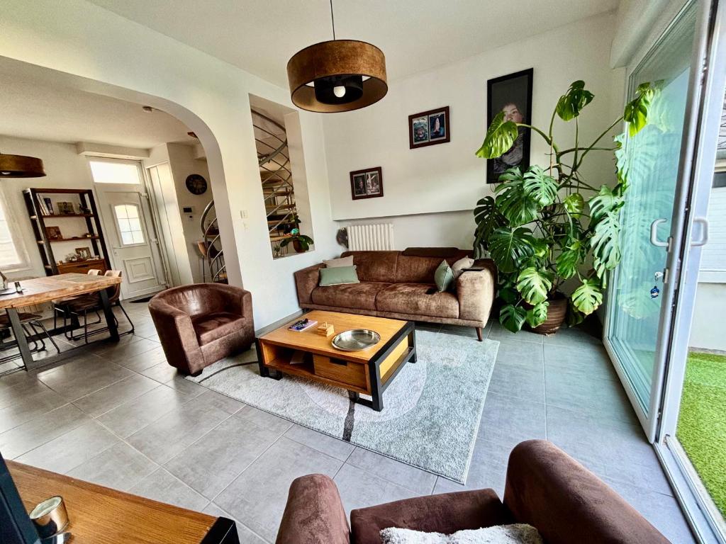 Agréable maison de ville avec jardin et parking privés, située près de la gare - 1