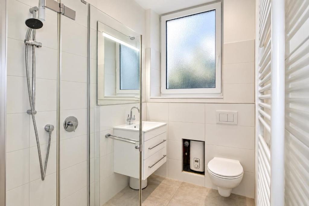 Spacious 3BR Apartment sleeps 10 NEAR Oktoberfest - 4
