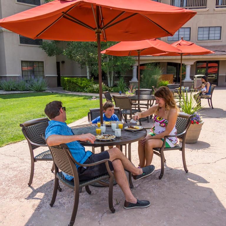 Mcm Elegante Lodge And Suites Photo 23