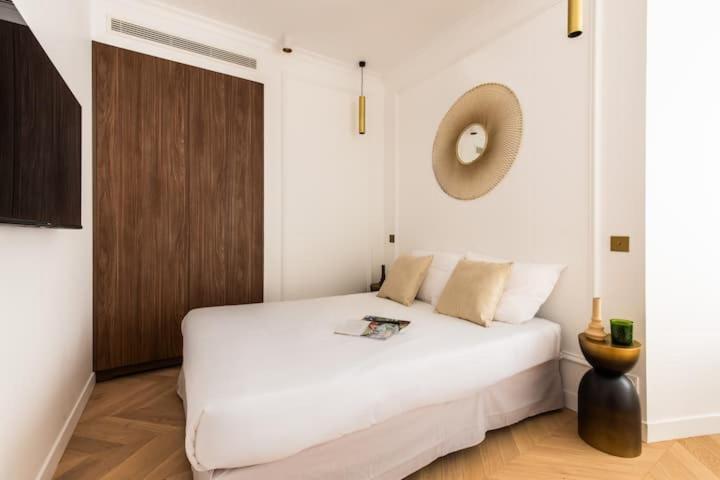 Elegant Parisian Apartment for 6 Boulevard Voltaire - 2