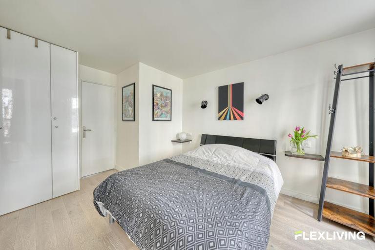 Beautiful and bright elegant Parisian 1-bedroom apartment - 1