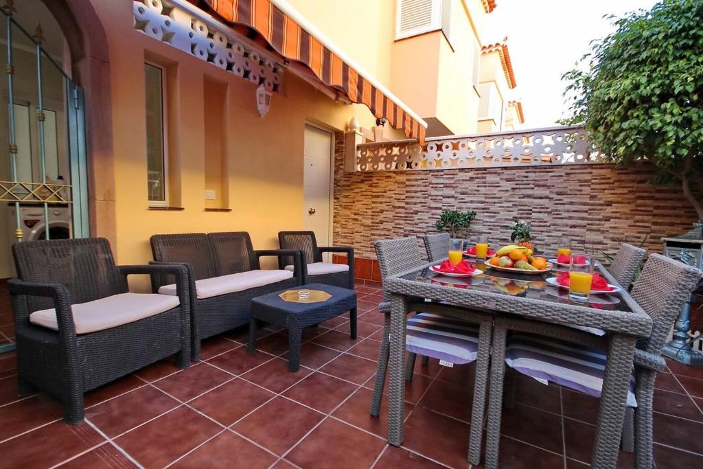 Cozy Townhouse With Ocean Views in Costa Adeje - 2