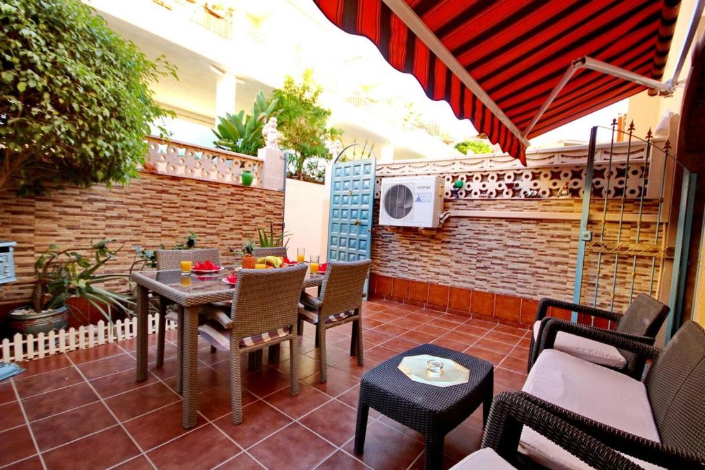 Cozy Townhouse With Ocean Views in Costa Adeje - 3