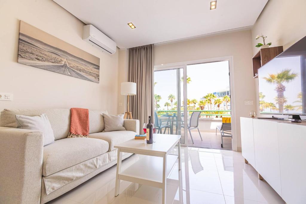Apartment in beachfront complex in El Duque area, Costa Adeje - 1