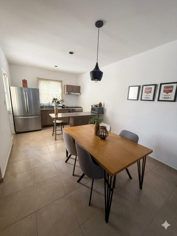 Espaciosa casa con alberca y estacionamiento privado - 3