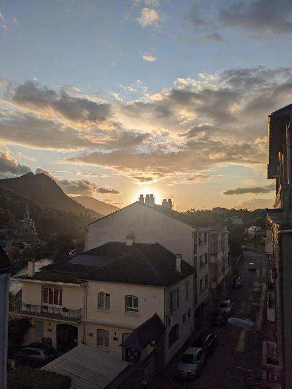 VENUE DU PAPE - Appartement à 3 min des Sanctuaires - Vue Basilique Château & Pyrénées - Tout compris - 1