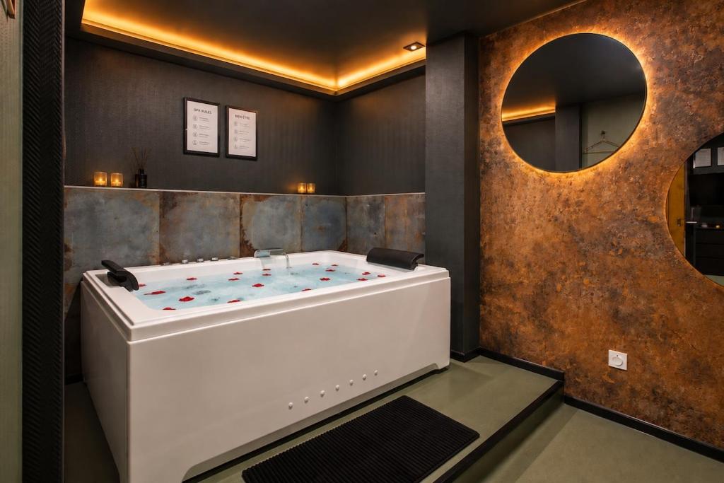 By OZC IMMO, Le Paradoxe - Jacuzzi - 1