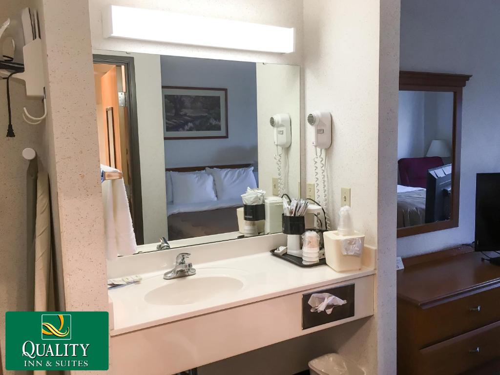 Quality Inn & Suites photo