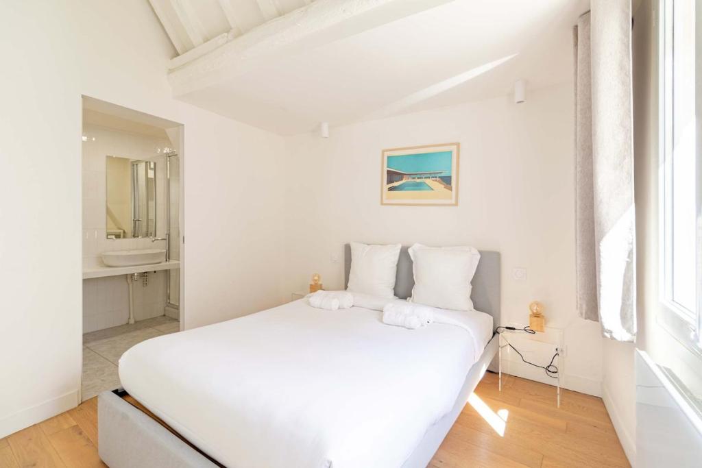 Parisian Charm Apt Steps from Notre-Dame - 2
