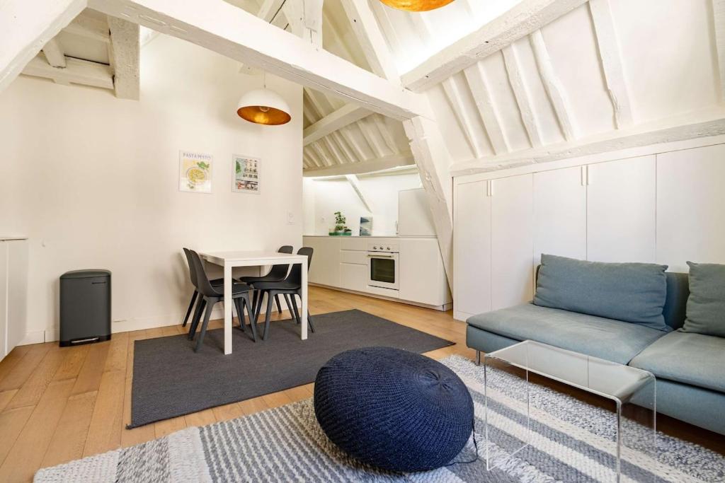 Parisian Charm Apt Steps from Notre-Dame - 3