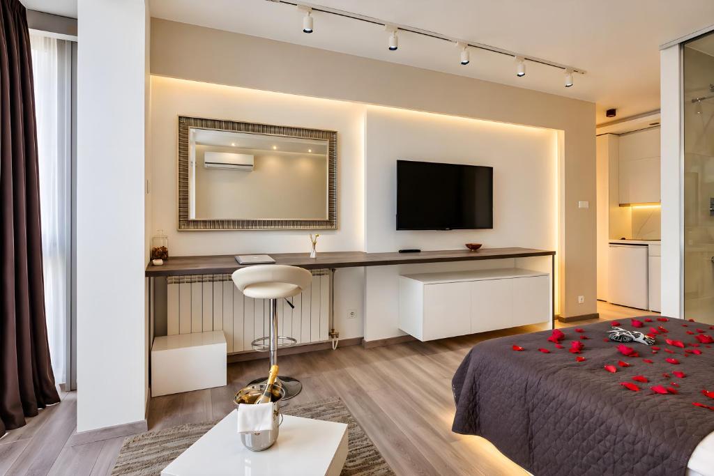 Luxury Boutique City Center Apartments - 4