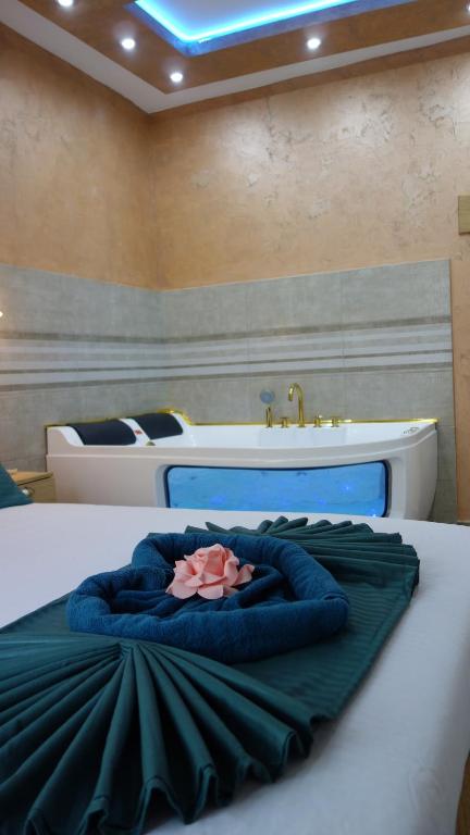 Oak Luxury Jacuzzi Suite - 3