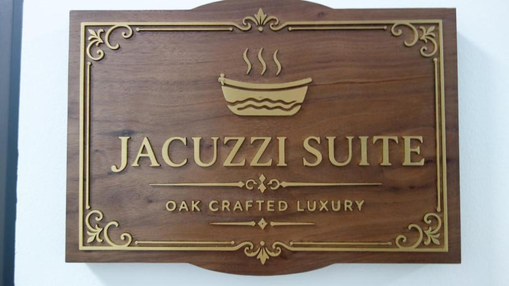 Oak Luxury Jacuzzi Suite - 4