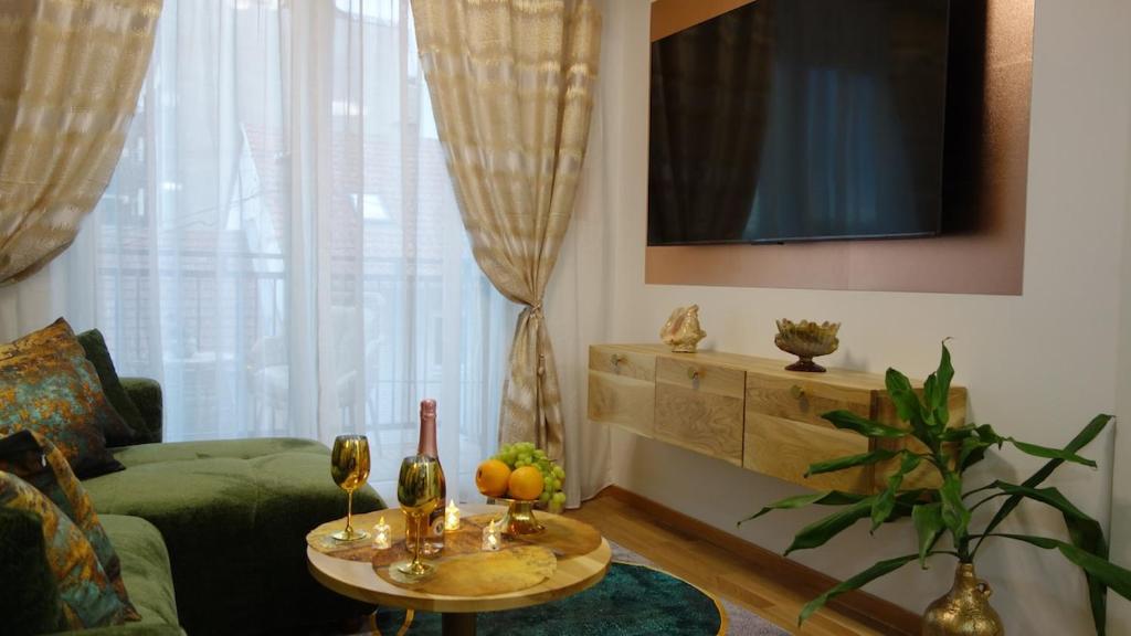 Oak Luxury Jacuzzi Suite - 5