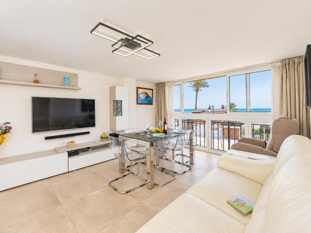 Cubo's Estepona Oceanview Apartment & Free Parking - 1