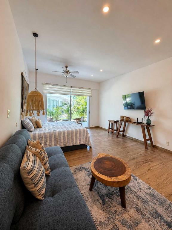 Upscale Playacar Studio w Balcony & 4 Pools - 5