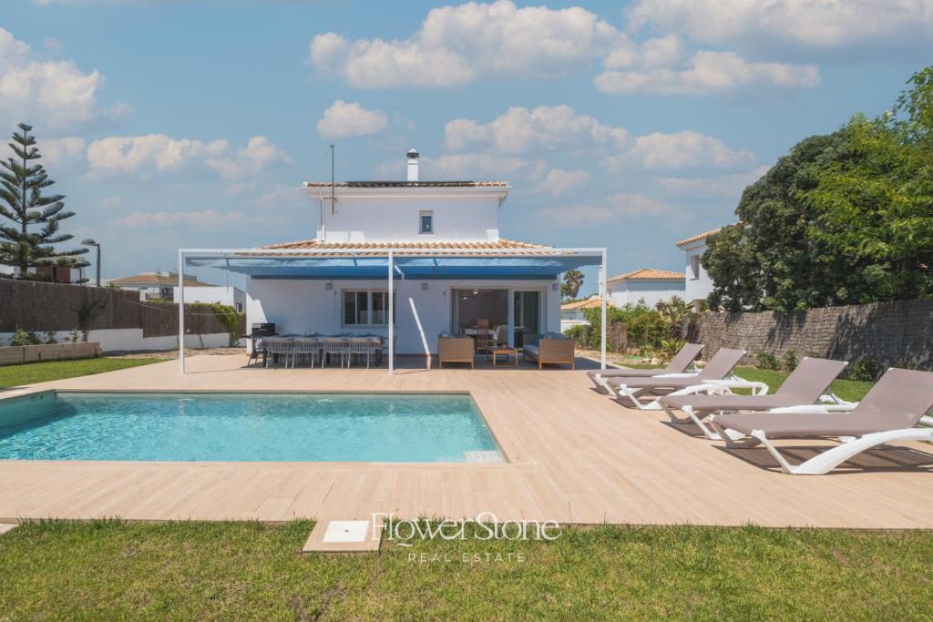 Villa Asturias II con piscina Urbanización Roche - 1